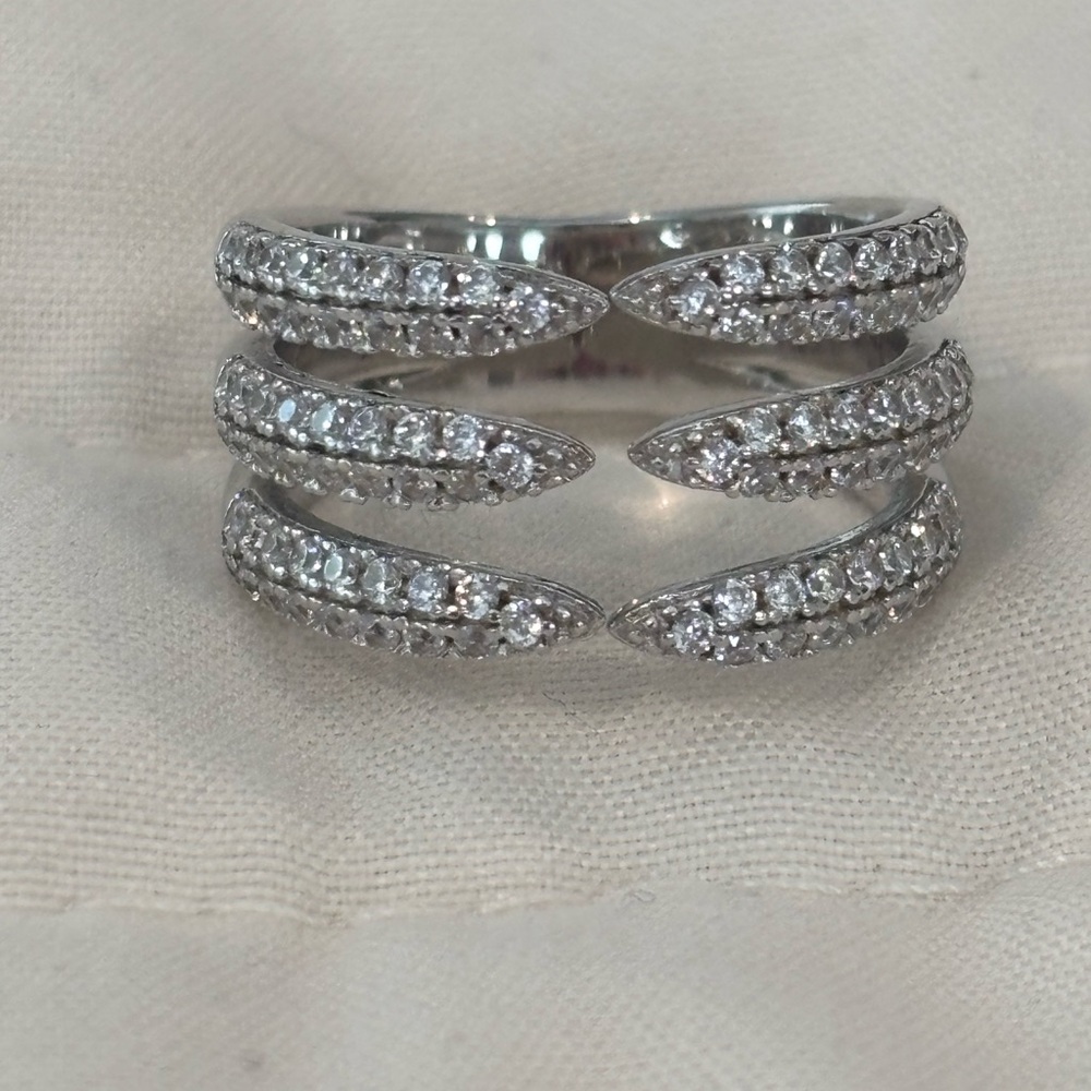 Lisa Robertson Elegant Sterling Silver Women's Ring - Picture 5 of 6